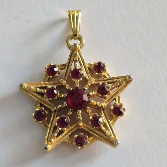 Vintage star pendant charm red rhinestones gold tone celestial - Picture 12 of 12